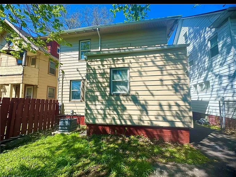 9606 Parmelee Ave — Photo 3