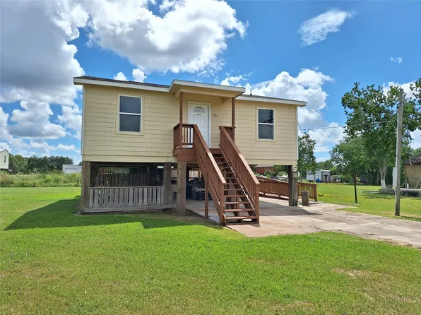 304 Bayside Dr, Oak Island, TX 77514