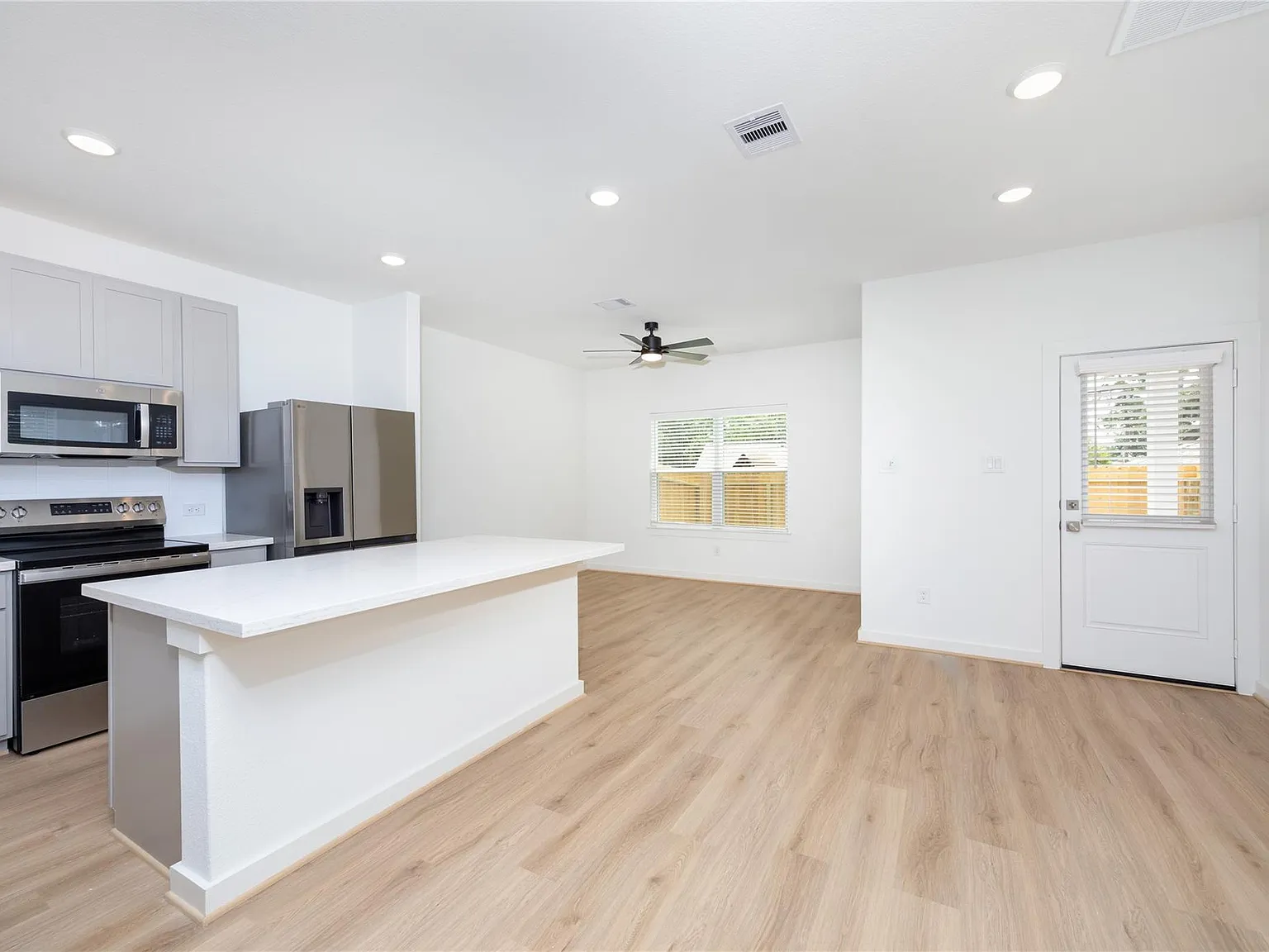 3 bed, 2.5 bath, 1515 sqft, $1,799 — Photo 4