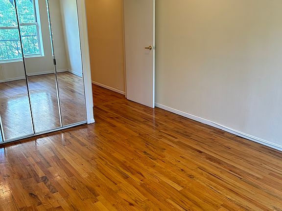 4th image of 420 W 49th St APT 4E