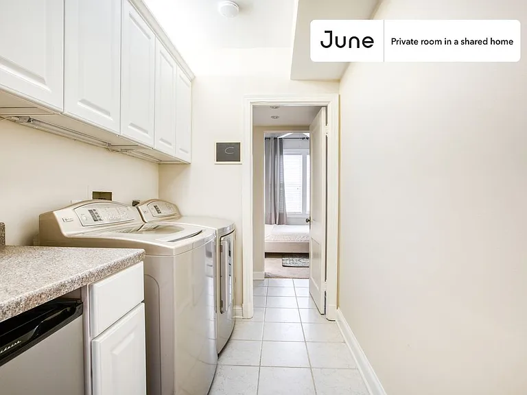 1843 Burke St SE #C — Photo 6
