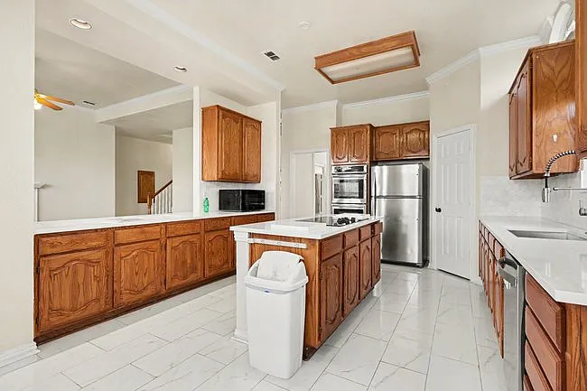 1027 Creek Bnd — Photo 7