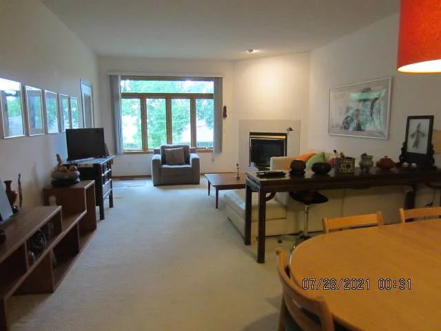 Spacious, Clean and Well Maintained 3 Bedroom Town Home in Great Loc — Photo 4