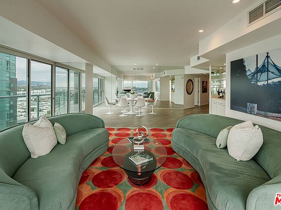 4th image of 13600 Marina Pointe Dr Unit 1611