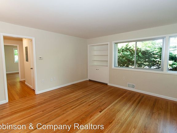5th image of 298 Waverley St APT 1