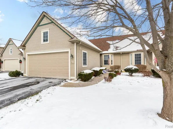 211 Pierce Lake Dr, Chelsea, MI 48118