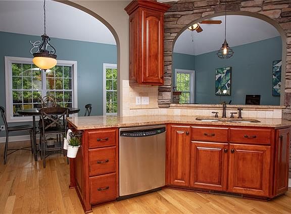 5th image of 1922 Waterbury Ct