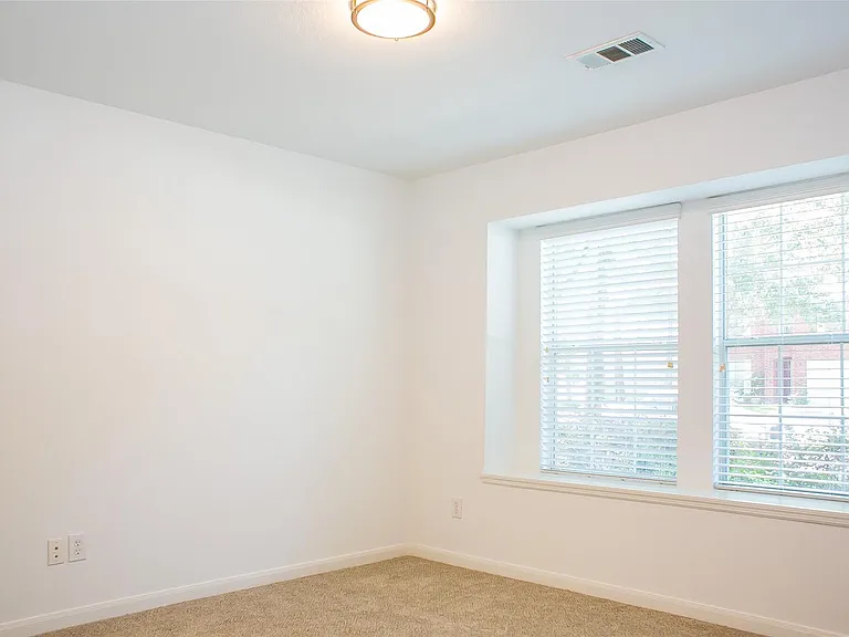 91 Genesee Ridge Dr — Photo 17