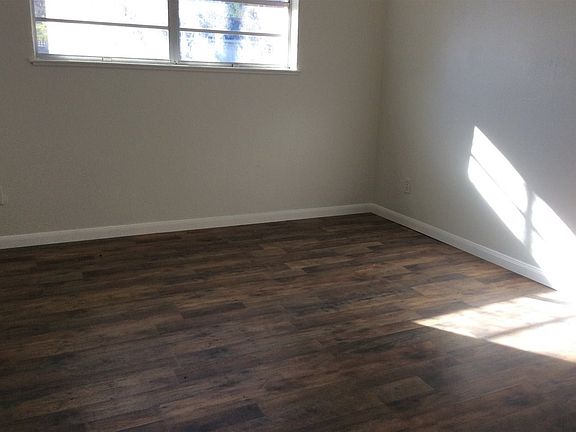 2nd image of 302 E Pecan St
