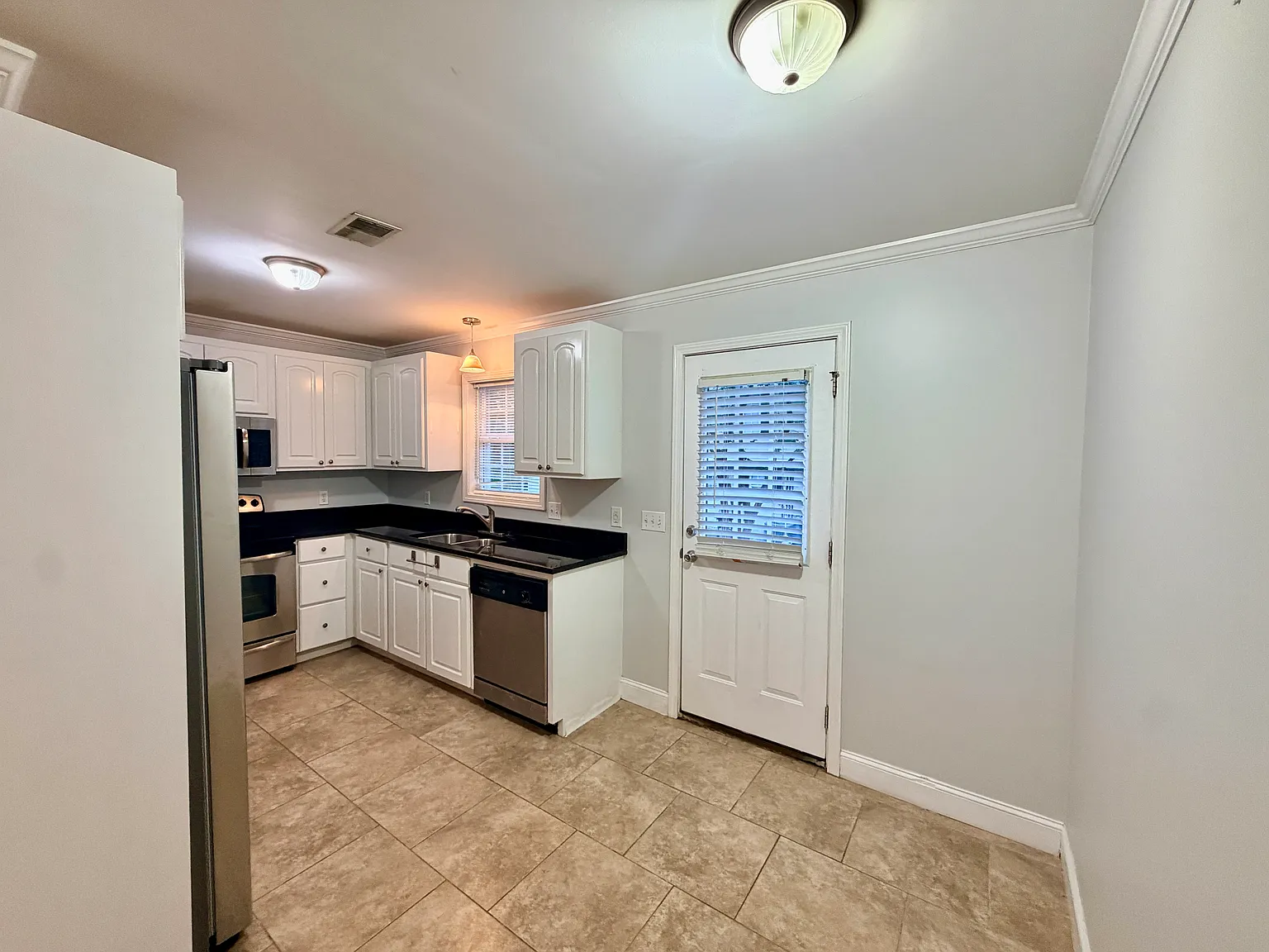 2 bed, 2.5 bath, 1100 sqft, $1,295 — Photo 4