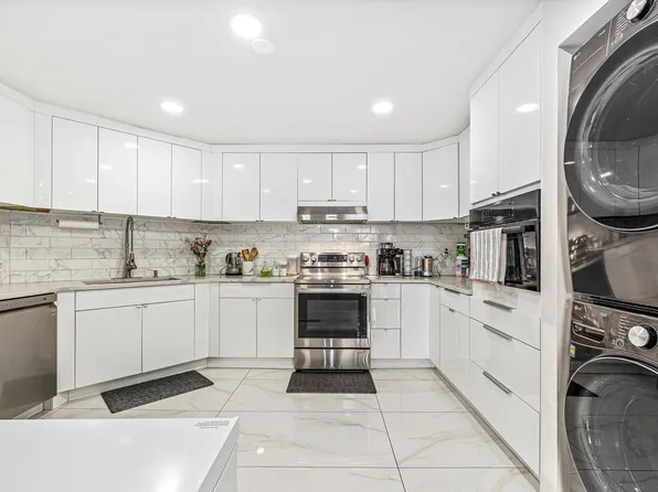 427 Harmon Cove Tower image 3 of 24