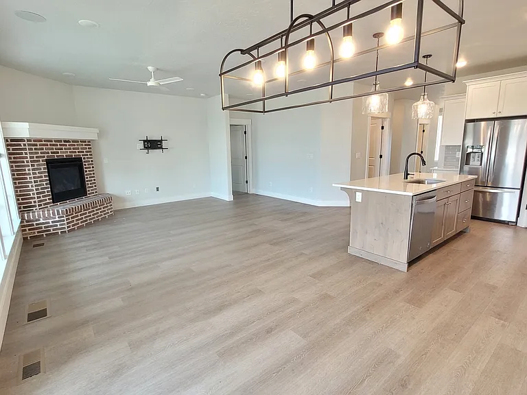 1768 W Crosswind St — Photo 4