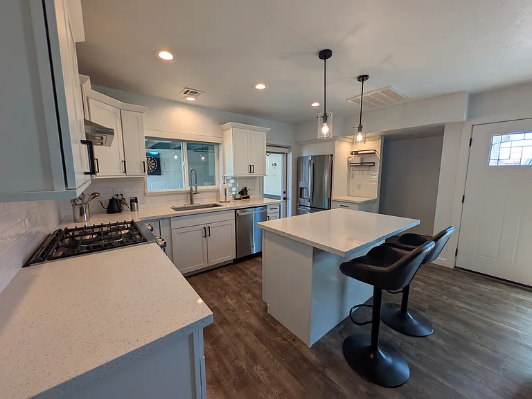 1022 W Mission Ln — Photo 8