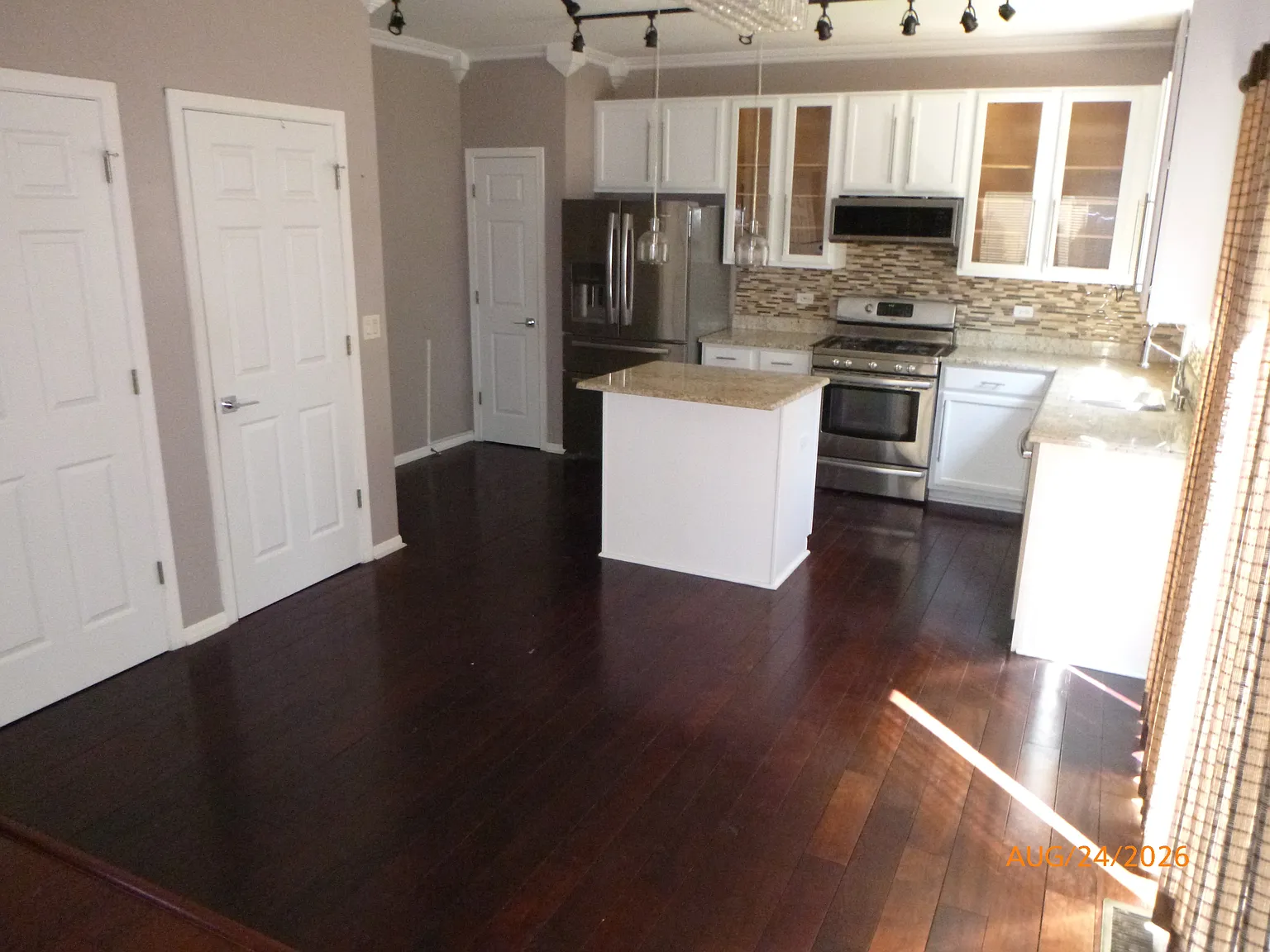 Aurora - 3 Bedroom Single Family — Photo 4