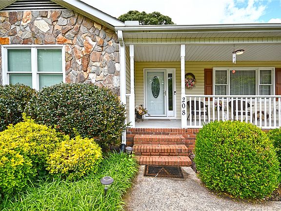 5th image of 208 Sheffield Ct