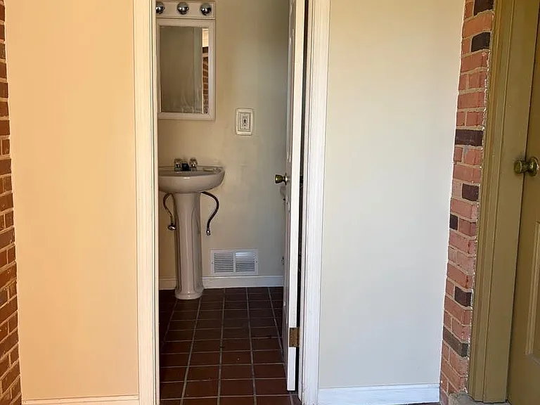 5800 Plainview Rd — Photo 33