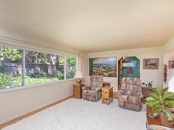 5th image of 320 Hillview Dr