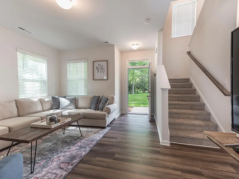 1140 Eastway Dr — Photo 12