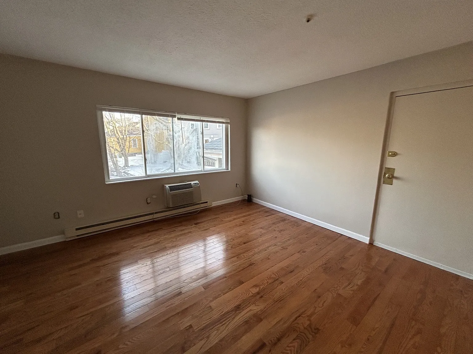 2 bed, 1.0 bath, 850 sqft, $2,100 — Photo 2