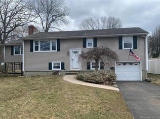 26 Macintosh Rd, Norwalk, CT 06851