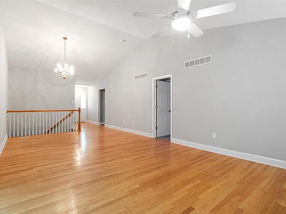 5th image of 533 Coventry Trail Ln