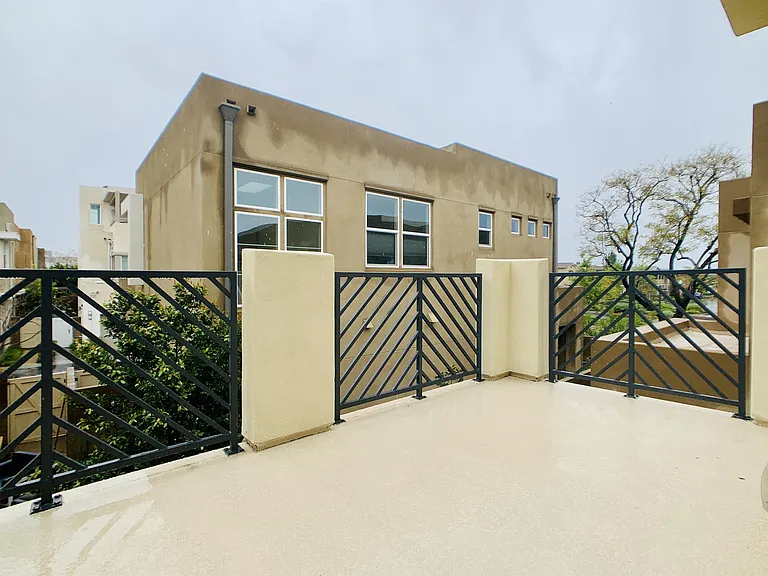 810 Beacon — Photo 2