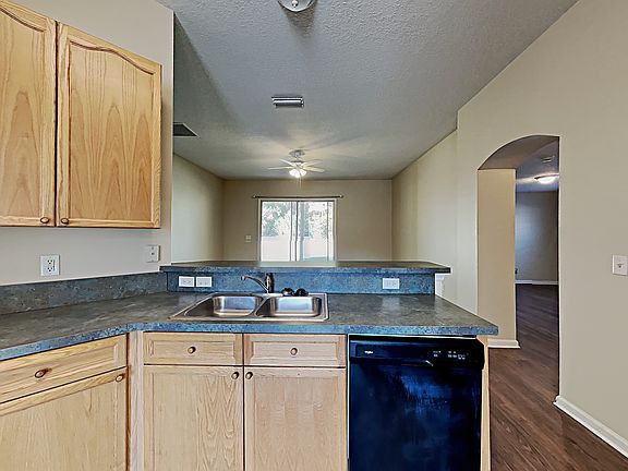 4th image of 675 Bonaparte Dr