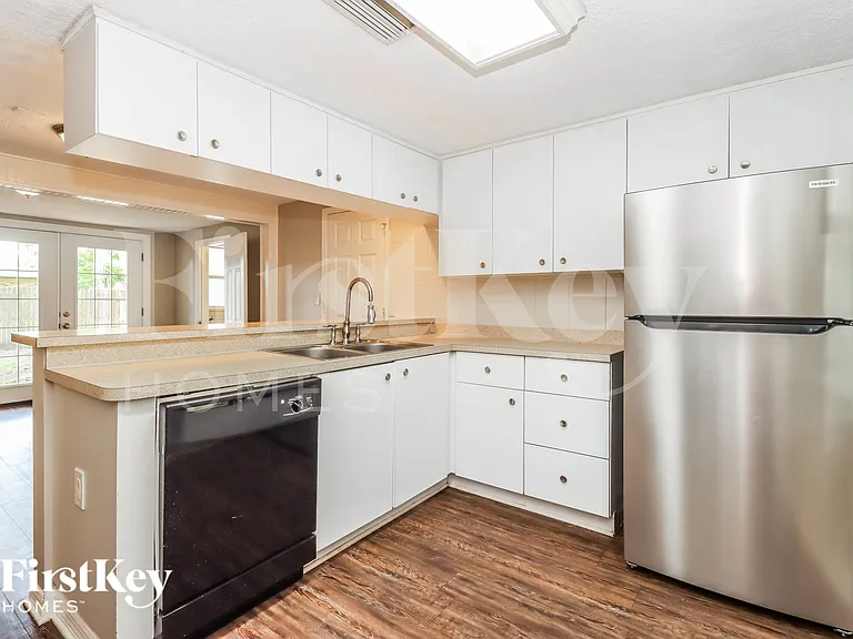 645 Lexington St — Photo 8