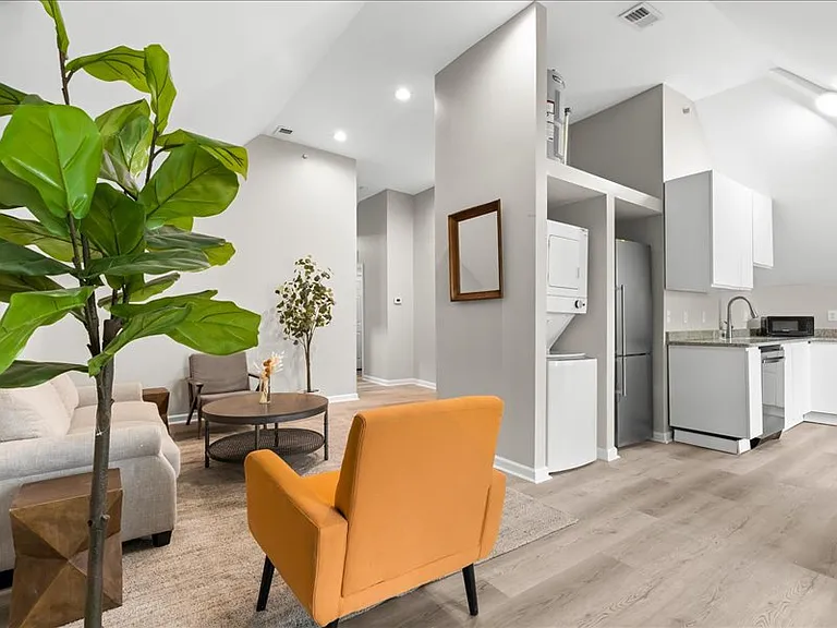 558 Marston St #5 — Photo 5