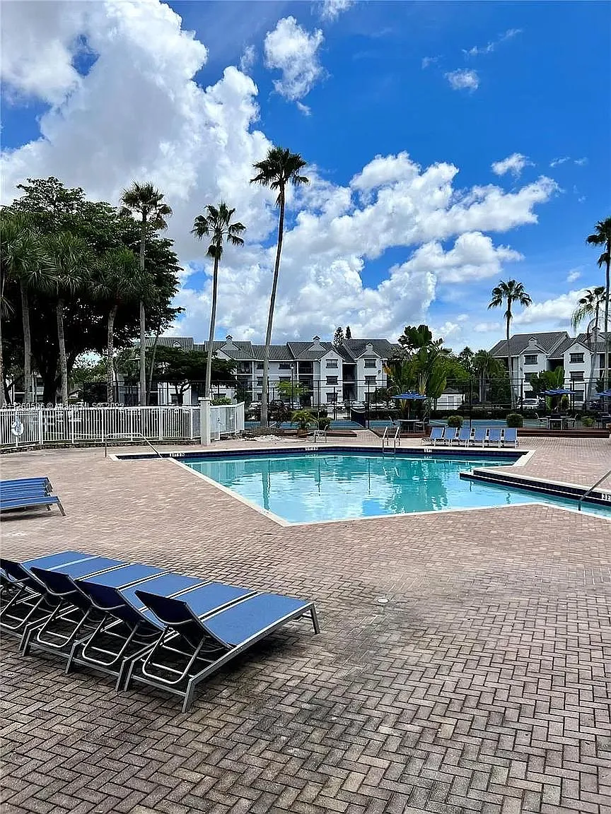 3 bed, 1305 sqft, $2,550 — Photo 3
