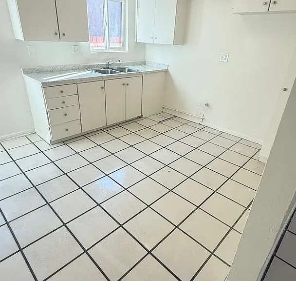 1521-1537 N Sierra Way — Photo 10
