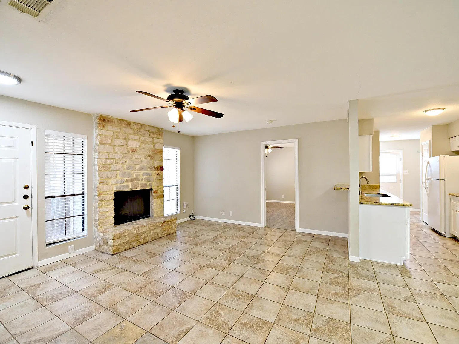 3 bed, 2.0 bath, 1085 sqft, $1,795 — Photo 4