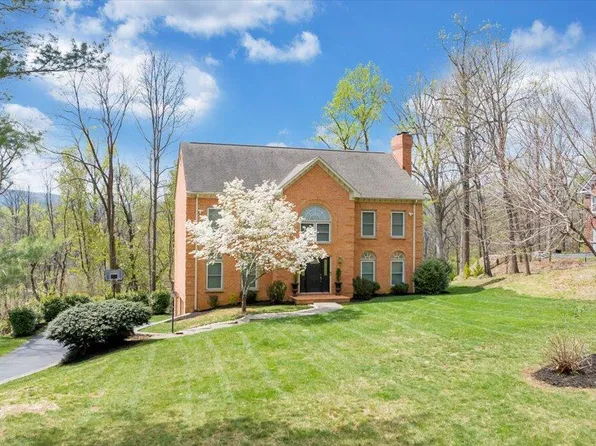 1562 Strawberry Mountain Dr, Roanoke, VA 24018