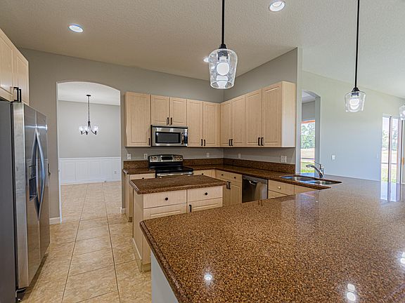 4th image of 348 NW Sheffield Cir