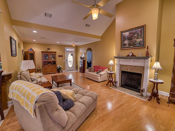 3rd image of 130 Lynn Dr