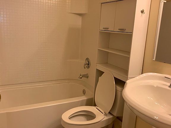 5th image of 417 Bellevue Way SE APT 400