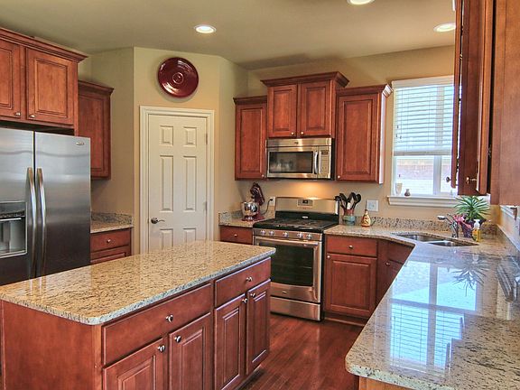 2nd image of 32824 Kathleen Dr
