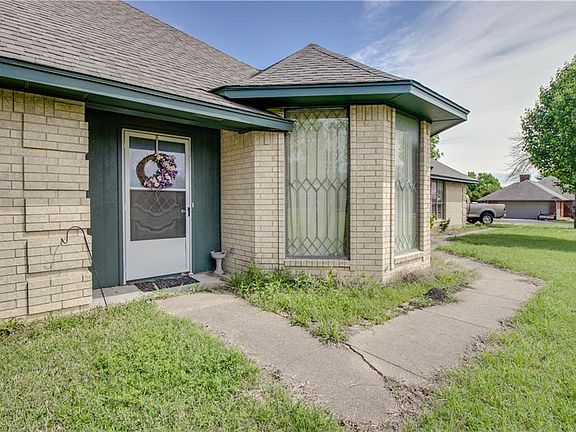 3rd image of 1204 N Sharpshire Dr