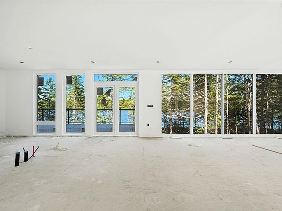 5th image of 83 Canoe Cres