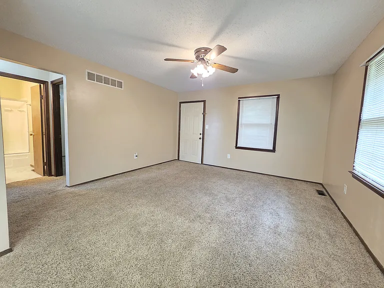 915 N Osage St — Photo 6