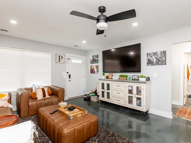 1422 E Elm St #2 — Photo 8