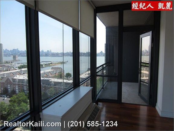4th image of 389 Washington St #1605