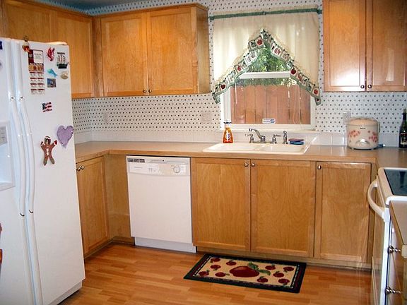 Kitchen w/Maple Cabinets