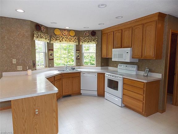 2nd image of 485 Woodcrest Dr
