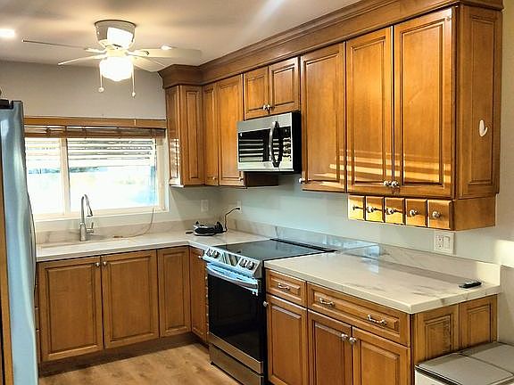 Maple cabinets/crown molding