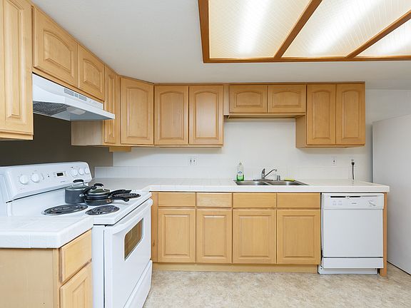 2nd image of 569 East St