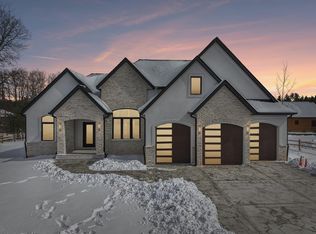 320 Oakbrook Dr, Wisconsin Dells, WI 53965