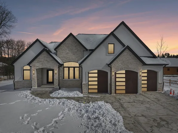 320 Oakbrook Dr, Wisconsin Dells, WI 53965