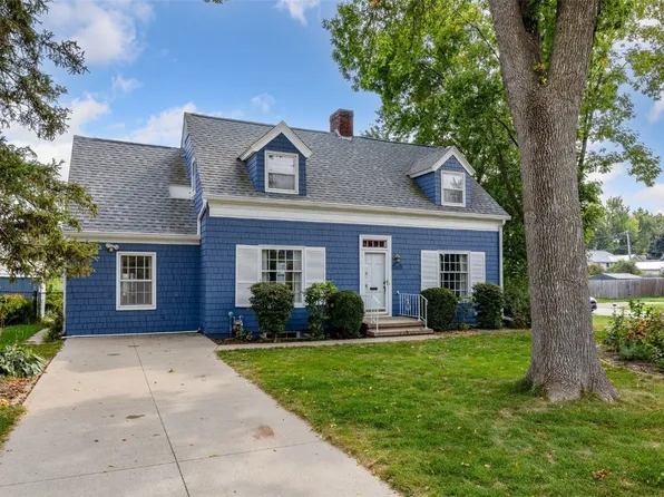 2061 Forest Dr SE, Cedar Rapids, IA 52403