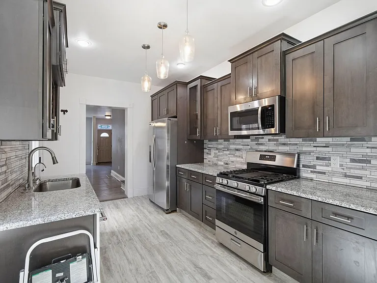 339 E Chestnut St — Photo 10